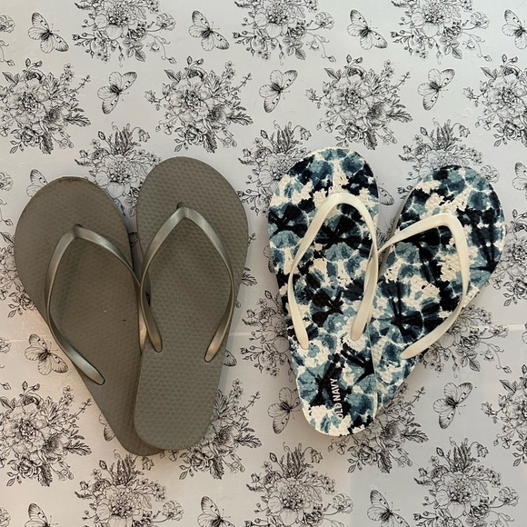 🥳 4 for $20 Sale!! 🥳 2 PAIR Old Navy Flip Flops Size 5/6 - Picture 1 of 6
